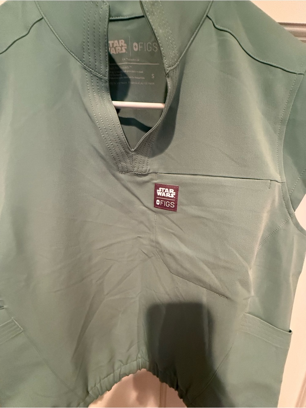 NWOT Women’s STAR WARS FIGS Scrub Top Light Green Jade Small - Picture 2 of 6